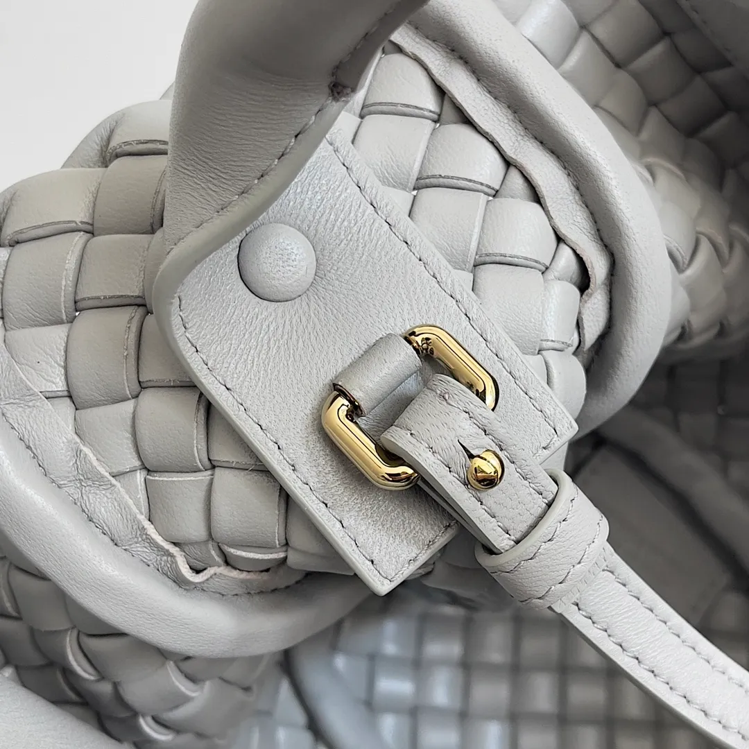 Batch 1760 BOTTEGA VENETA's new mini COBBLE bag. This season's mini Cobble series brings a new style of handbag. The body of the bag resembles the shape of a "Yuanbao", giving you good luck throughout autumn and winter! This Yuanbao bag is made of three pieces of quilted cotton and has an unlined body, showing its quiet power. The bag is carefully designed to create a three-dimensional look. The joints and edges are decorated with lambskin strips to create a sense of simplicity. The handbag is not lined, so you can directly appreciate the consistent lambskin on the outside and inside. It is beautiful both inside and outside. The top handle of this handbag is made of leather-wrapped rope and is quite sturdy. The detachable shoulder strap is secured by a leather buckle inside the bag. Can be carried by hand, carried on the shoulder or cross-body, very easy to match! Style number: 805739 Size: 23*11*8cm